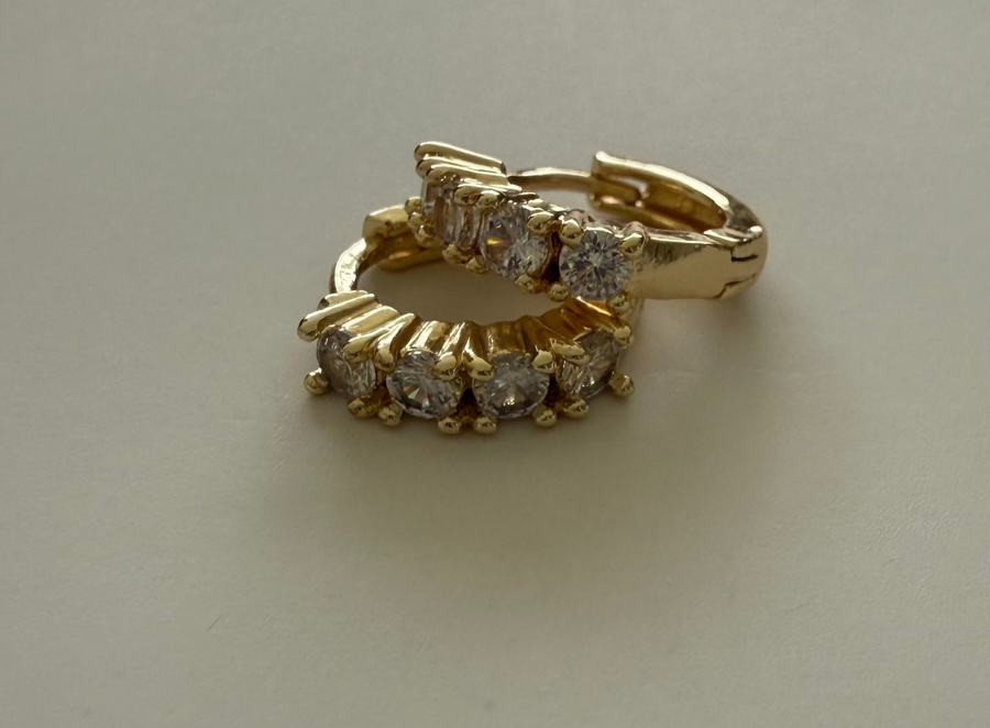 Pendientes dorado con diamantitos