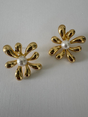 Arete flor dorado con perla