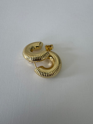 Arete caracol dorado