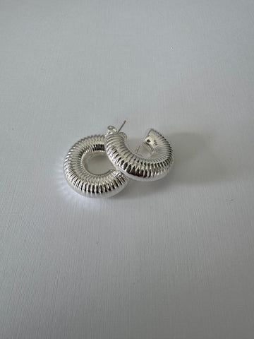 Arete caracol plateado