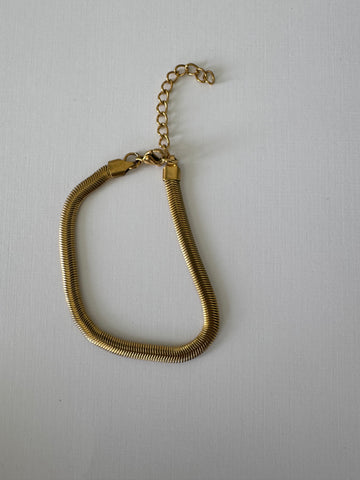 Pulsera planchada dorada mediana